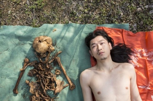Tranh cãi về bộ ảnh nghệ sĩ Trung Quốc chụp nude cạnh hài cốt người cha quá cố ảnh 4