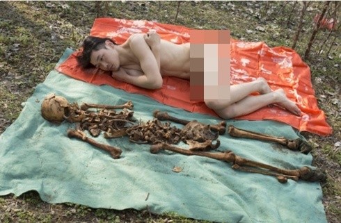 Tranh cãi về bộ ảnh nghệ sĩ Trung Quốc chụp nude cạnh hài cốt người cha quá cố ảnh 7