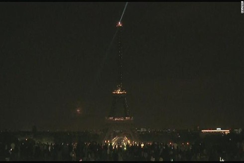 Tháp Eiffel chìm trong bóng tối để tưởng niệm các nạn nhân vụ đánh bom ở Sri Lanka ảnh 1