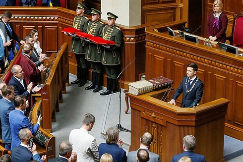 Tổng thống Ukraine V. Zelensky nhậm chức: "Trăm mối tơ vò" ảnh 1
