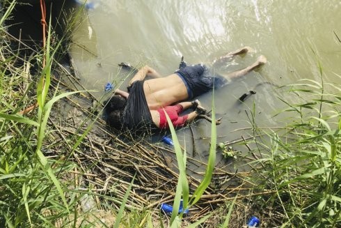 Hình ảnh thi thể anh Martinez và bé Valeria 23 tháng tuổi được tìm thấy bên bờ sông Rio Grande ngày 24 tháng 6 năm 2019