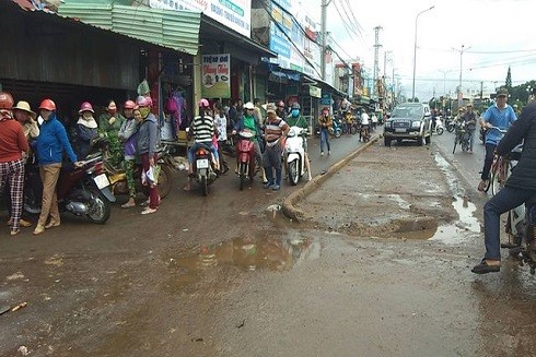 Chợ Chư Sê (huyện Chư Sê, Gia Lai) nơi xảy ra vụ tai nạn giao thông nghiêm trọng khiến 3 người tử vong tại chỗ, 1 người tử vong trong bệnh viện và 1 người bị thương