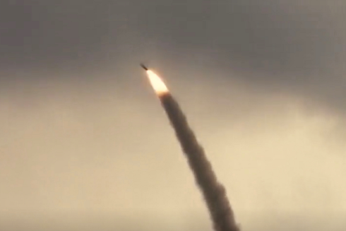 Iran bất ngờ tuyên bố phóng thử thành công tên lửa mới ảnh 1