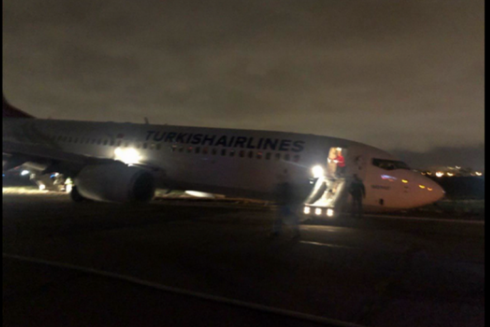 Gãy càng bánh trước, Boeing 737 hạ cánh bằng mũi ở sân bay Odessa, Ukraine ảnh 1