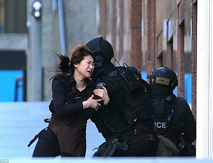 Người phụ nữ bật khóc và ôm lấy cảnh sát sau nhiều giờ bị bắt giữ.