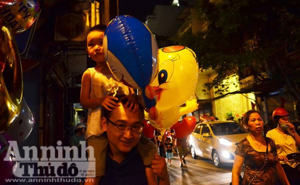 Hà Nội: Người dân đội mưa hào hứng xem pháo hoa ảnh 10