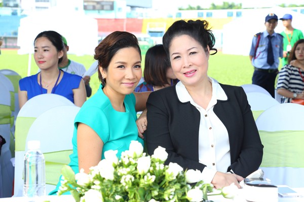 Ca sỹ Mỹ Linh và Nghệ sỹ Hồng Vân cùng ghi lại khoảnh khắc vui