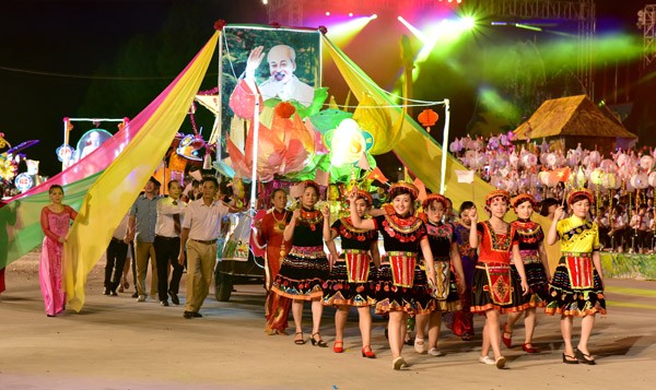 Ấn tượng đặc sắc lễ hội Trung thu Tuyên Quang 2015 ảnh 1