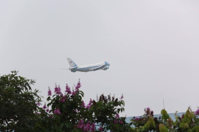 Tổng thống Obama chào tạm biệt Hà Nội, lên chuyên cơ bay đi TP Hồ Chí Minh ảnh 7