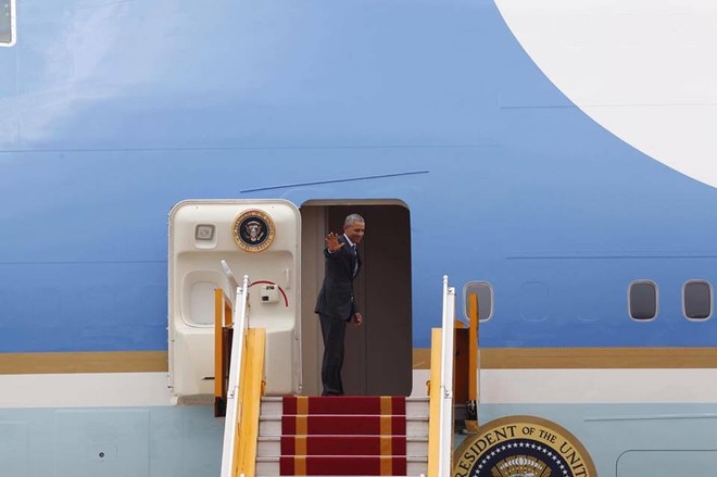 Tổng thống Obama chào tạm biệt Hà Nội, lên chuyên cơ bay đi TP Hồ Chí Minh ảnh 1