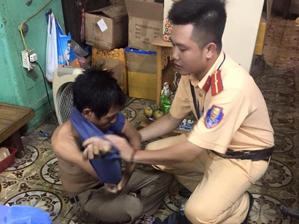 Cảnh sát giao thông Hà Nội giúp người nghèo bị ngất trong đêm mưa bão ảnh 2