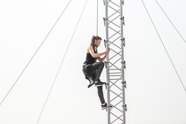 Bị “bắt” trèo cao 20m, người mẫu Lily Nguyễn bật khóc nức nở ảnh 5