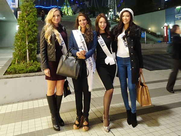 Thúy Vân rạng rỡ khoe sắc cùng các thí sinh Hoa hậu Quốc tế 2015 ảnh 1