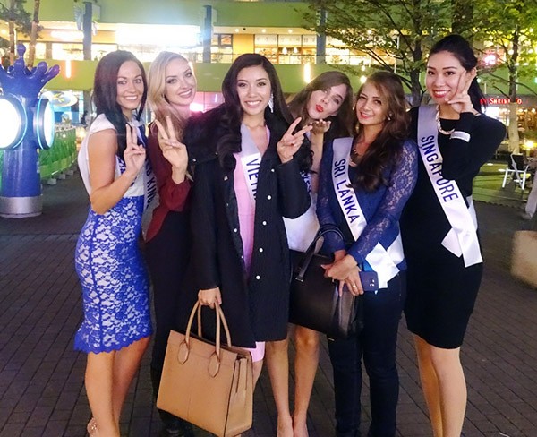 Thúy Vân rạng rỡ khoe sắc cùng các thí sinh Hoa hậu Quốc tế 2015 ảnh 4