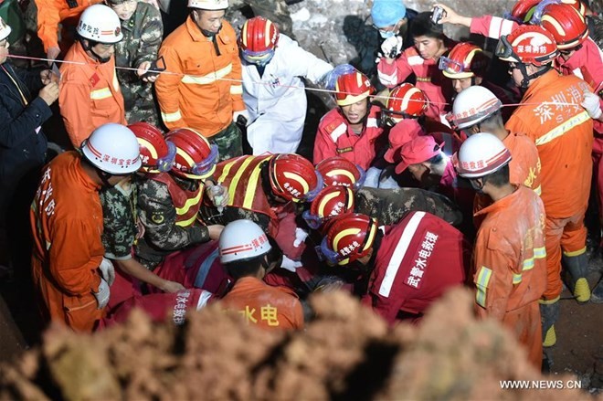 Vụ lở đất ở Trung Quốc: Sống sót "thần kỳ" sau 3 ngày bị vùi lấp trong đống đổ nát ảnh 4