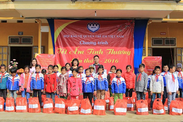 "Tết ấm tình thương" trao 10.000 phần quà Tết, học bổng cho trẻ em nghèo ảnh 2