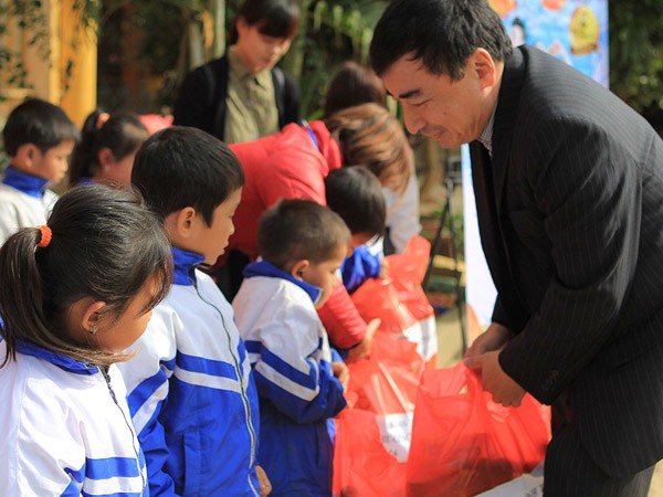 "Tết ấm tình thương" trao 10.000 phần quà Tết, học bổng cho trẻ em nghèo ảnh 1
