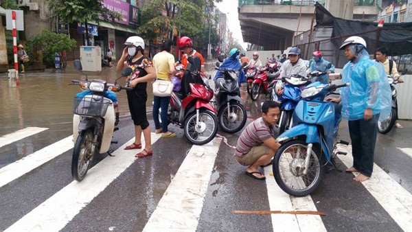 Hà Nội: Hàng loạt "xế hộp" bị nhấn chìm trong biển nước, giao thông bị ùn tắc cục bộ ảnh 19