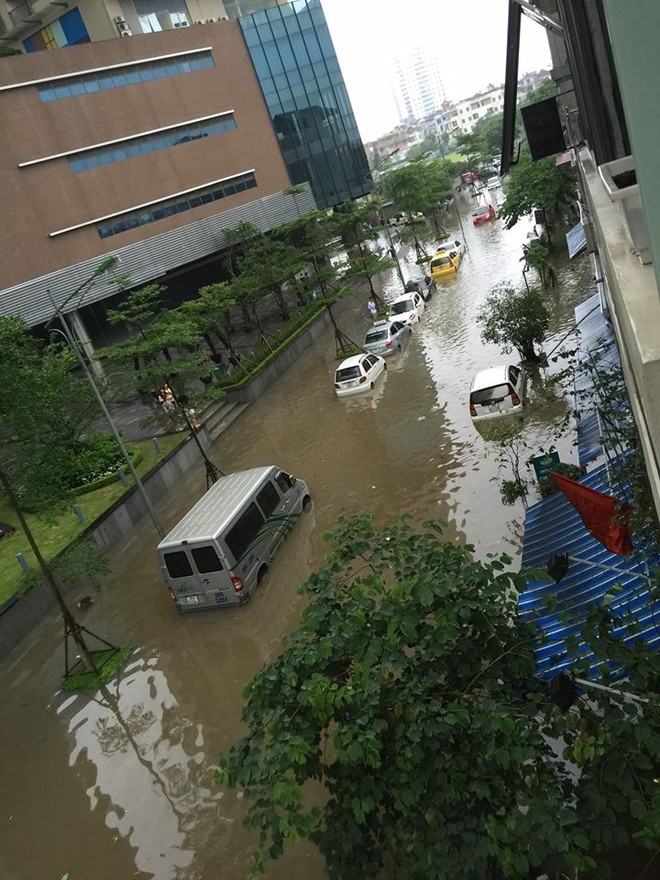Hà Nội: Hàng loạt "xế hộp" bị nhấn chìm trong biển nước, giao thông bị ùn tắc cục bộ ảnh 2