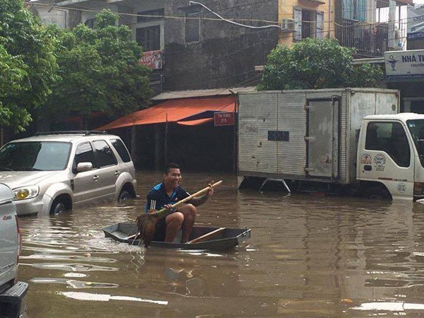 Hà Nội: Hàng loạt "xế hộp" bị nhấn chìm trong biển nước, giao thông bị ùn tắc cục bộ ảnh 4