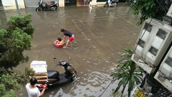 Hà Nội: Hàng loạt "xế hộp" bị nhấn chìm trong biển nước, giao thông bị ùn tắc cục bộ ảnh 16