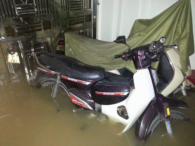 Hà Nội: Hàng loạt "xế hộp" bị nhấn chìm trong biển nước, giao thông bị ùn tắc cục bộ ảnh 6