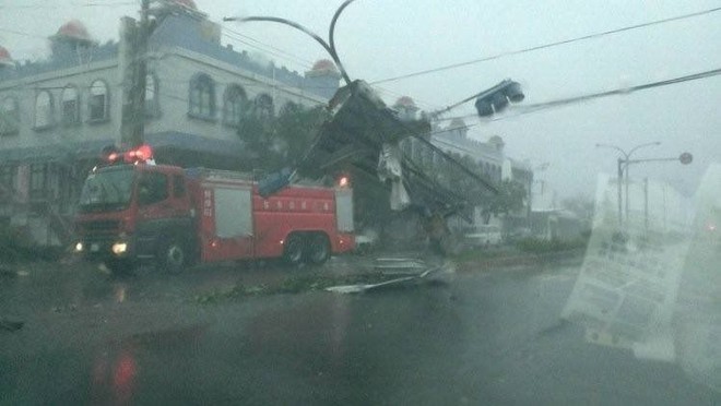 Đài Loan hoang tàn sau khi siêu bão Nepartak quét qua ảnh 2