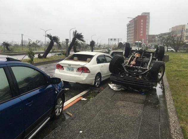 Đài Loan hoang tàn sau khi siêu bão Nepartak quét qua ảnh 7