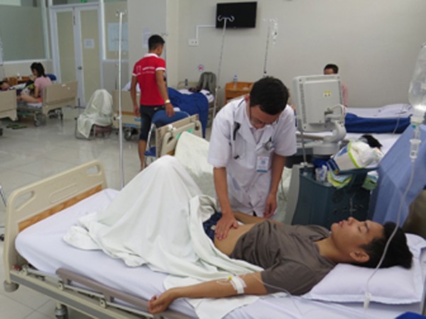 Ngộ độc thực phẩm, gần 120 du khách Hà Nội nhập viện cấp cứu ảnh 1