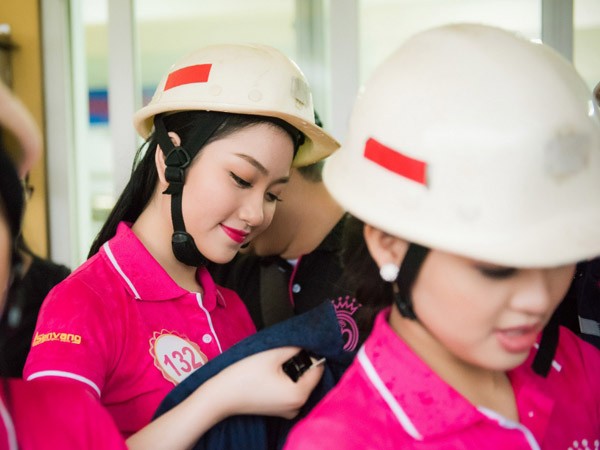 Mặc muội than, bụi khói, thí sinh Hoa hậu Việt Nam vẫn rạng rỡ trò chuyện cùng công nhân mỏ ảnh 4
