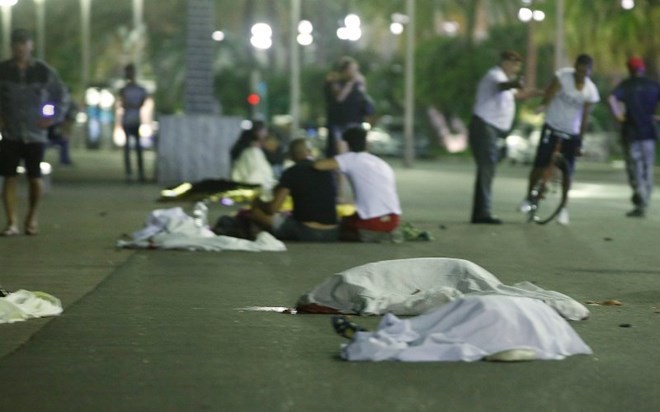 Vụ tấn công khủng bố ở Nice: Thi thể nạn nhân la liệt quanh hiện trường ảnh 4