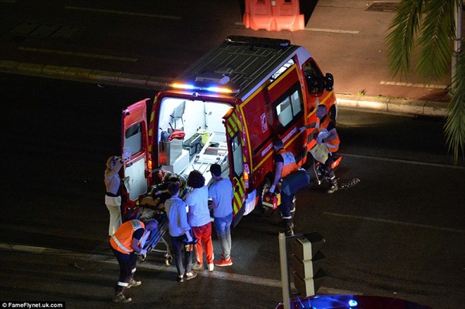 Vụ tấn công khủng bố ở Nice: Thi thể nạn nhân la liệt quanh hiện trường ảnh 9