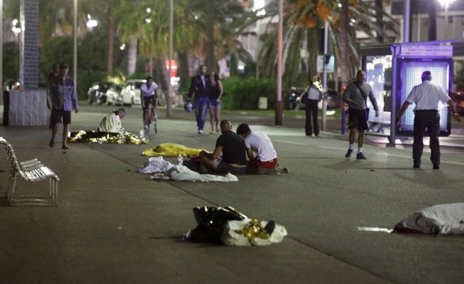 Vụ tấn công khủng bố ở Nice: Thi thể nạn nhân la liệt quanh hiện trường ảnh 2