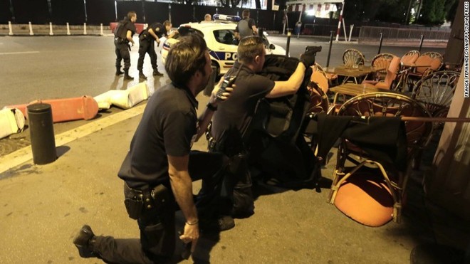 Vụ tấn công khủng bố ở Nice: Thi thể nạn nhân la liệt quanh hiện trường ảnh 13