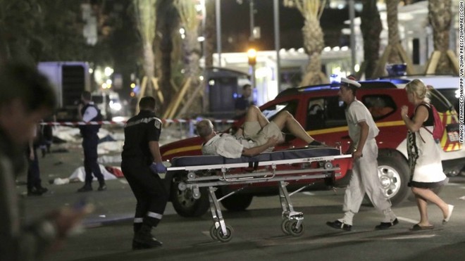 Vụ tấn công khủng bố ở Nice: Thi thể nạn nhân la liệt quanh hiện trường ảnh 8
