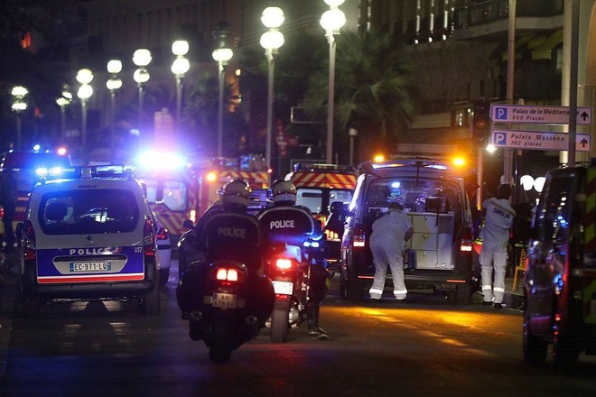 Vụ tấn công khủng bố ở Nice: Thi thể nạn nhân la liệt quanh hiện trường ảnh 11