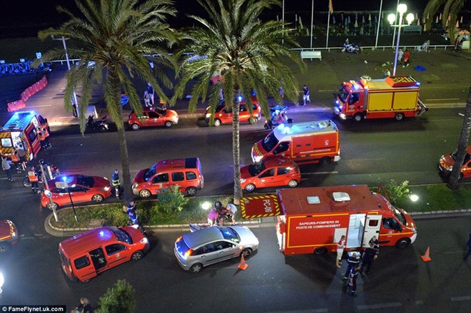 Vụ tấn công khủng bố ở Nice: Thi thể nạn nhân la liệt quanh hiện trường ảnh 10