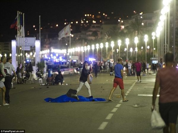 Khung cảnh hỗn loạn tại hiện trường vụ tấn công đẫm máu ở Nice (Ảnh: FameFlynetuk.com)