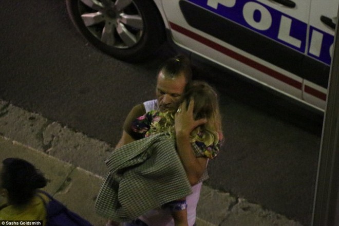 Vụ tấn công khủng bố ở Nice: Thi thể nạn nhân la liệt quanh hiện trường ảnh 5