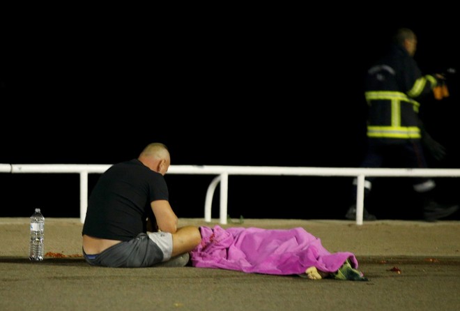 Vụ tấn công khủng bố ở Nice: Thi thể nạn nhân la liệt quanh hiện trường ảnh 6