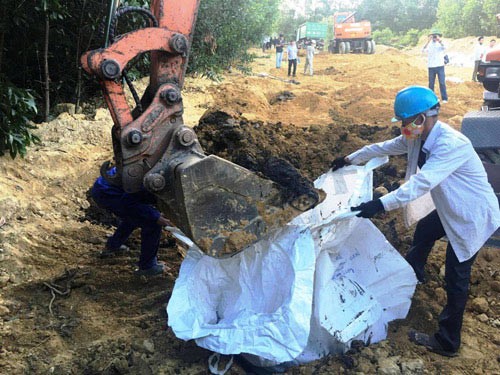 Lấy mẫu kiểm tra chất thải từ FHS được chôn ở Kỳ Anh, Hà Tĩnh
