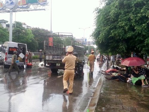 Tai nạn xảy ra lúc trời mưa, đường trơn. Nhiều người bị thương được đưa vào lề đường, nằm la liệt. (Ảnh: Zing)