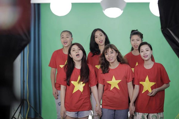 Nghệ sĩ Việt rực đỏ màu cờ, quảng bá vẻ đẹp đất nước và con người Việt Nam ảnh 5