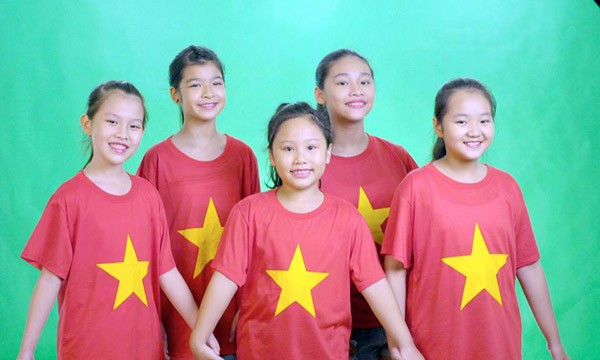 Nghệ sĩ Việt rực đỏ màu cờ, quảng bá vẻ đẹp đất nước và con người Việt Nam ảnh 10