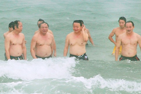 Bộ trưởng Tài nguyên và Môi trường Trần Hồng Hà (giữa) cùng thứ trưởng Võ Tuấn Nhân (đầu tiên bên trái) tắm biển Cửa Việt