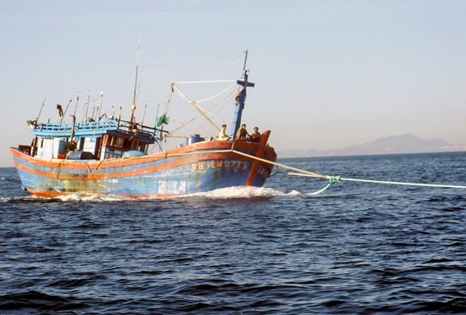 Tàu kiểm ngư cứu nạn thành công 13 ngư dân cùng tàu cá trôi dạt trên biển ảnh 1