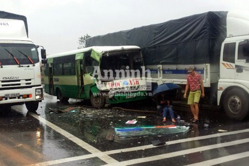 Xe buýt va chạm xe khách, 6 người bị thương ảnh 1
