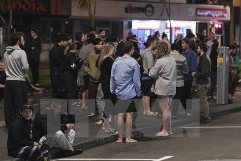 Người dân đổ ra đường do lo ngại dư chấn sau trận động đất ở Wellington, New Zealand sáng 14-11. (Nguồn: AP/TTXVN)