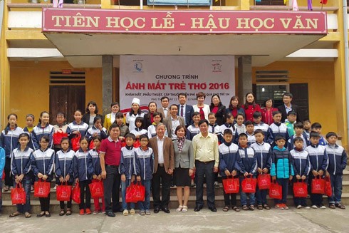 Chương trình "Ánh mắt trẻ thơ" khám, chăm sóc mắt miễn phí cho 700 học sinh tỉnh Phú Thọ ảnh 2