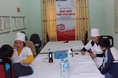 Chương trình "Ánh mắt trẻ thơ" khám, chăm sóc mắt miễn phí cho 700 học sinh tỉnh Phú Thọ ảnh 1